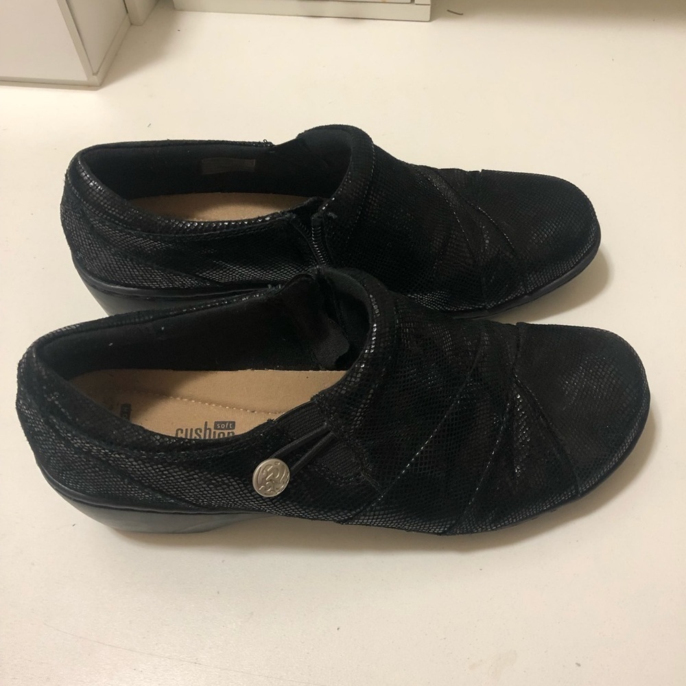 Clark soft light shoes with zipper,adjustable